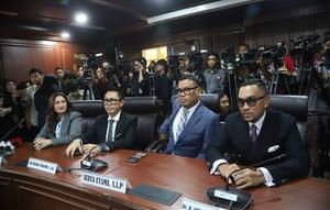 Empat teradu kasus dugaan pelanggaran kode etik anggota Dewan Perwakilan Rakyat (DPR); Nafa Urbach, Eko Hendro Purnomo (Eko Patrio), Surya Utama (Uya Kuya), dan Ahmad Sahroni (dari kiri ke kanan) bersiap mengikuti sidang pembacaan putusan kasus dugaan pelanggaran kode etik di Mahkamah Kehormatan Dewan (MKD), Kompleks Parlemen, Senayan, Jakarta, Rabu (5/11/2025). Sebelumnya, MKD telah menghadirkan saksi hingga ahli dalam perkara dugaan pelanggaran etik lima anggota DPR yang dinonaktifkan buntut gelombang demo 25-31 Agustus 2025, pada Senin (3/11/2025). (merdeka.com/Arie Basuki)