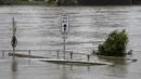 Puing-puing mengapung di Sungai Nepean di Jamisontown di pinggiran barat Sydney 22/3/2021). Ratusan orang telah diselamatkan dari banjir yang telah merendam puluhan kota di negara bagian terpadat di Australia, New South Wales. (AP Photo/Mark Baker)