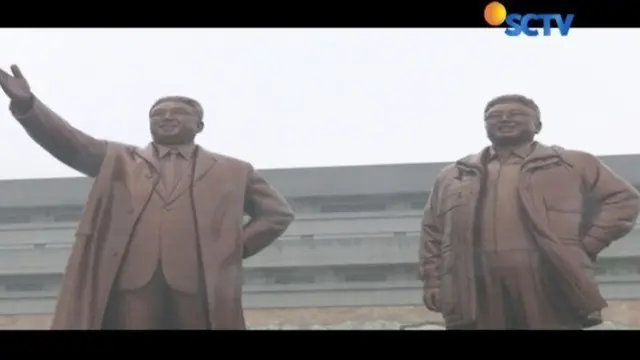 Warga Korea Utara rayakan hari kemerdekaan dengan menari dan menyanyi meski dengan memasang ekspresi datar.