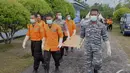 Tim SAR gabungan membawa tandu untuk memindahkan jenazah penumpang Pesawat AirAsia QZ8501 dari KRI Banda Aceh menggunakan helikopter Basarnas tiba di Lanud Iskandar Pangkalan Bun, Kalteng, Rabu (7/1/2015). (Liputan6.com/Andrian M Tunay)