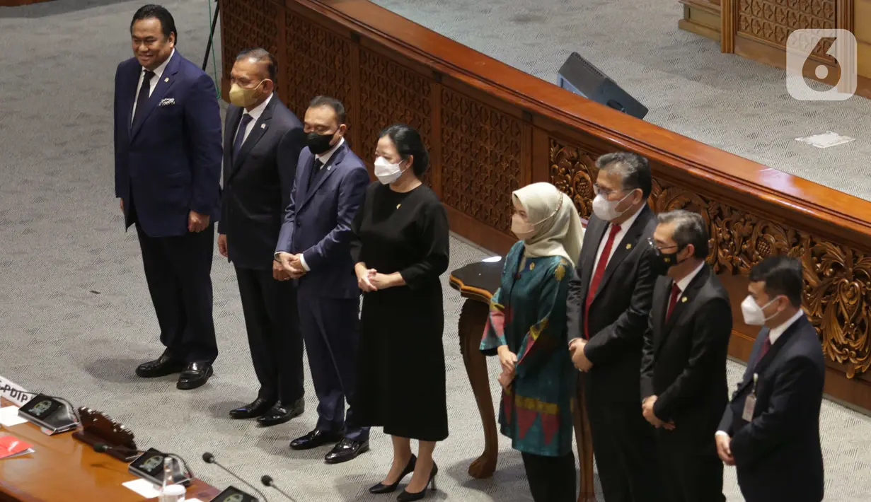 Ketua Badan Pemeriksa Keuangan (BPK) Isma Yatun berfoto bersama pimpinan DPR RI saat Rapat Paripurna ke-23 Masa Persidangan V Tahun Sidang 2021-2022 di Kompleks Parlemen, Senayan, Jakarta, Selasa (24/5/2022). Rapat Paripurna tersebut tentang Penyampaian Ikhtisar Hasil Pemeriksaan Semester (IHPS) II Tahun 2021 serta Penyerahan Laporan Hasil Pemeriksaan (LHP) Semester II Tahun 2021. (Liputan6.com/Angga Yuniar)