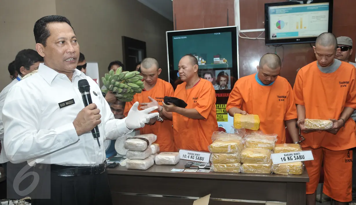 Kepala BNN Budi Waseso menjelaskan modus baru penyelundupan narkoba jenis sabu saat rilis kasus narkoba di Gedung BNN, Jakarta, Selasa (20/9). BNN berhasil menggagalkan penyelundupan sabu dengan modus menyimpan di dalam pisang. (Liputan6.com/Yoppy Renato)