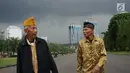 Dalijan (77) dan Kawit (94) mendapat kesempatan untuk memenuhi keinginannya saat berkunjung ke Monumen Nasional, Jakarta, Jumat (10/11). Apresiasi ini sebagai bentuk penghargaan kepada para veteran pada peringatan Hari Pahlawan. (Liputan6.com/Riki)