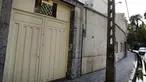 Gerbang institut bahasa yang disertifikasi oleh kedutaan Jerman terlihat dengan pemberitahuan penutupan polisi Iran, di Teheran utara, Selasa (20/8/2024). (AP Photo/Vahid Salemi)