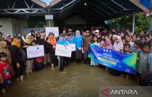 Wagub Kalsel Salurkan Bantuan Banjir Kalsel di Desa Sungai Rangas, Harapkan Warga Bangkit