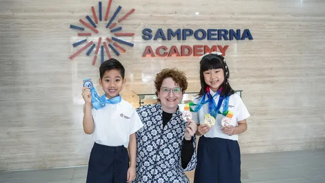 Dukungan sekolah kepada Maggie dan Jeremie The yang berhasil sabet juara dalam olimpiade matematika internasional.