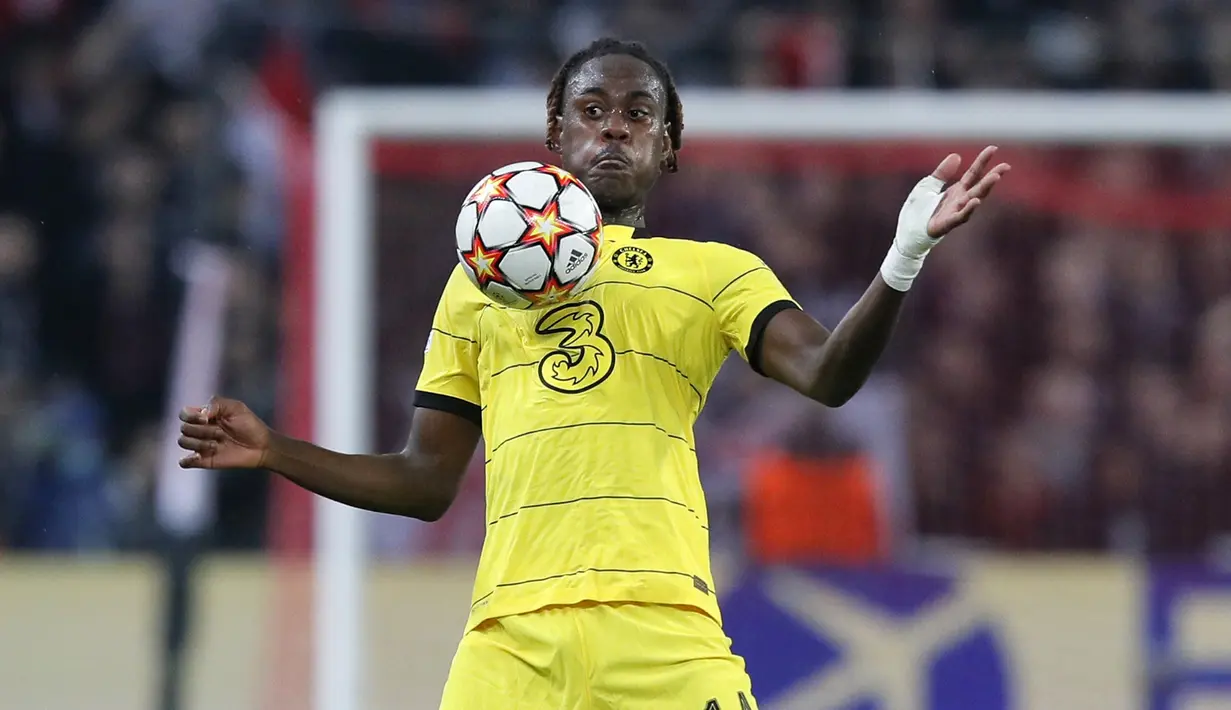 Bek Chelsea, Trevoh Chalobah mengontrol bola saat bertanding melawan Lille pada pertandingan leg kedua babak 16 besar Liga Champions di stadion Stade Pierre Mauroy, Prancis utara, Kamis (17/3/2022). Dengan hasil ini, Chelsea lolos ke babak perempat final. (AP Photo/Michel Spingler)