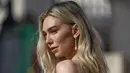 Vanessa Kirby menata rambutnya dengan gelombang pantai yang lembut dan dibelah tengah. (AP Photo/Alessandra Tarantino)