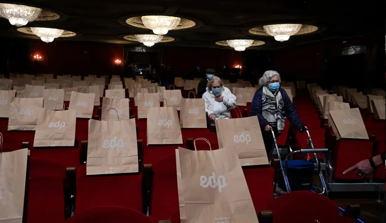Lansia penghuni panti jompo yang telah menerima vaksin virus corona COVID-19 menghadiri pertunjukan di EDP Gran Via Theatre, Madrid, Spanyol, 24 Februari 2021. Pandemi COVID-19 di Spanyol mencatatkan kematian sekitar 68.000 orang dari lebih dari 3,1 juta kasus. (GABRIEL BOUYS/AFP)