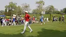Naraajie Emerald Ramadhan Putra usai melakukan pukulan di Hole Ketiga pada putaran final turnamen golf profesional BRI Indonesia Open 2019 di Lapangan Golf Pondok Indah Jakarta, Minggu (1/9/2019). (Bola.com/Peksi Cahyo)