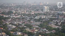 Lansekap pemukiman penduduk berlatar gedung bertingkat terlihat dari kawasan Senayan, Jakarta, Selasa (21/1/2020). Staf Khusus Kementerian PUPR Bidang Sumber Daya Air Firdaus Ali menjelaskan, ruang terbuka hijau di Jakarta baru 9,98% kurang dari syarat minimum 30%. (Liputan6.com/Immanuel Antonius)