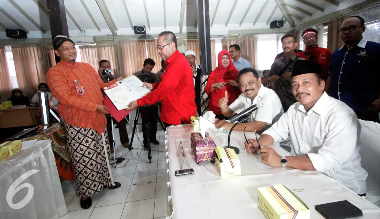 Ketua KPU Kota Yogyakarta, Wawan Budiyanto (kiri) menerima berkas pendaftaran pasangan calon walikota dan wakil walikota Yogyakarta Imam Priyono-Ahmad Fadli di KPUD kota Yogyakarta, Rabu (21/9). (Liputan6.com/Boy Harjanto)