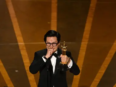 Aktor AS-Vietnam Ke Huy Quan menerima Piala Oscar kategori Pemeran Pendukung Pria Terbaik pada penghargaan Academy Awards ke-95 di Dolby Theatre di Hollywood, California, Minggu (12/3/2023). Ke Huy Quan mendapatkan kemenangan pertamanya sebagai Best Actor in Supporting Role dalam film EVERYTHING EVERYWHERE ALL AT ONCE setelah puluhan tahun vakum dari dunia akting. (Photo by Patrick T. Fallon / AFP)