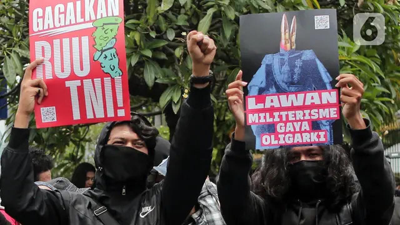Aksi Bakar Ban Panaskan Unjuk Rasa Menolak Pengesahan RUU TNI Jadi Undang-Undang