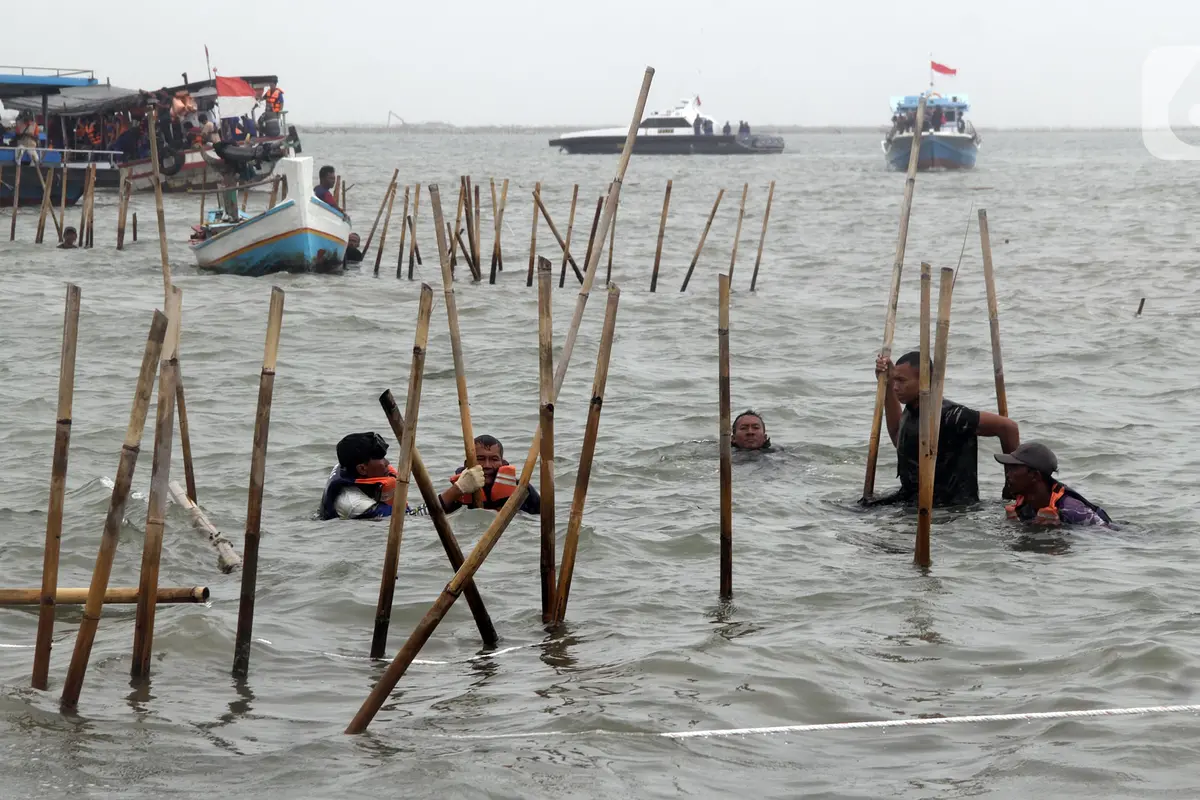 Secara Serentak, Ribuan Personel Gabungan Bersama Nelayan Bongkar Pagar Laut di Tangerang