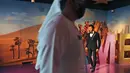 Orang-orang mengunjungi patung lilin aktor India, Hrithik Roshan, pada pembukaan museum Madame Tussauds di Dubai, Uni Emirat Arab, Rabu (13/10/2021). Atraksi lilin terkenal di dunia ini menampilkan koleksi patung lilin dari lebih 60 tokoh terkenal dunia. (AP/Kamran Jebreili)