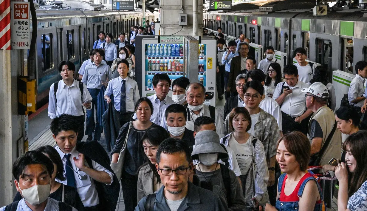 Yamanote Line adalah jantung jaringan tranportasi raksasa di Tokyo karena melewati sebagian besar kawasan bisnis dan hiburan. Foto yang diambil pada tanggal 19 Juni 2024 ini menunjukkan para penumpang yang keluar dari kereta di stasiun Hamamatsucho, salah satu dari 30 stasiun di sepanjang Jalur JR Yamanote di Tokyo. (Richard A. Brooks/AFP)