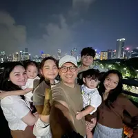 Artis Mona Ratuliu salah satu artis yang dikenal sukses dalam mendidik anak. Istri Indra Brasco itu juga sangat dekat dengan anak-anaknya. Belum lama ini, ia  membagikan momen hal terberat dalam mengasuh anak. [Instagram/monaratuliu]