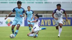 Kedua tim memainkan permainan dengan tempo yang relatif lambat untuk saling menunggu dalam mencari momentum penyerangan setidaknya sampai 10 menit pertama. Persita tampil lebih tenang dalam menguasai bola umpan satu-dua yang membuat lebih percaya diri. (Bola.com/Ikhwan Yanuar)