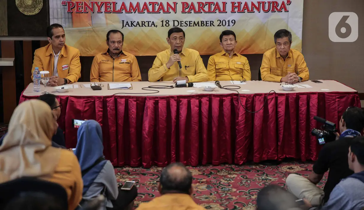 Ketua Dewan Pembina Partai Hanura Wiranto memberikan penjelasan saat menggelar preskon terkait kisruh Partai Hanura di Jakarta, Rabu (18/12/2019). Dalam penjelasannya, Wiranto menyatakan mundur dari Pembina Partai Hanura demi menghindari konflik dengan pengurus Partai. (Liputan6.com/Faizal Fanani)