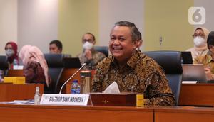 Gubernur Bank Indonesia Perry Warjiyo saat mengikuti rapat kerja dengan Badan Anggaran DPR RI di Kompleks Parlemen, Senayan, Jakarta, Selasa (31/5). Rapat tersebut beragenda keterangan pemerintah atas KEM PPKF RAPBN 2023 dan RKP Tahun 2023 serta Proyeksi Ekonomi Tahun 2023. (Liputan6.com/Angga Yuniar)