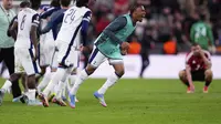 Para pemain Tottenham merayakan kemenangan setelah memenangkan pertandingan final Liga Europa melawan Manchester United di San Mames, Bilbao, Spanyol, Rabu, 21 Mei 2025. (AP Photo/Manu Fernandez)
