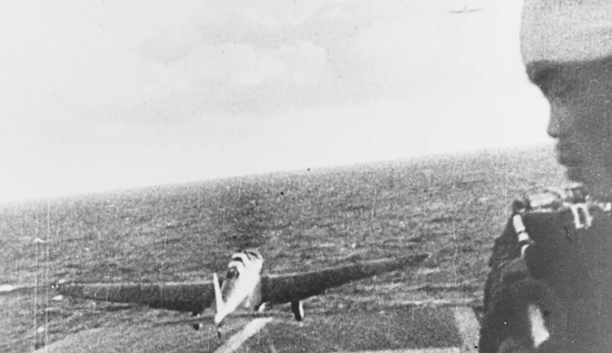 Pesawat Navy Tipe 97 Kate milik Jepang lepas landas dari kapal induk Shokaku bersiap untuk menyerang Pearl Harbor, Hawaii, AS 7 Desember 1941. Tanggal 7 Desember 2016 ini adalah peringatan ke-75 serangan Jepang ke Pearl Harbor. (Reuters/U.S Navy)