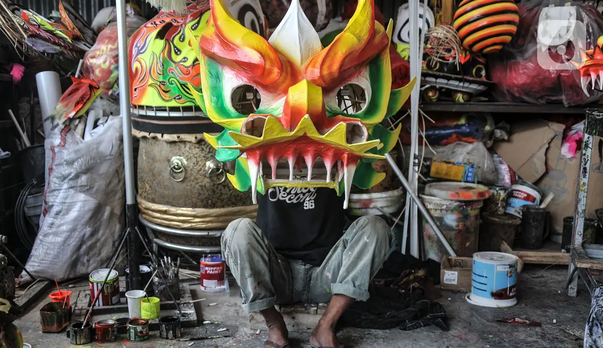 Pekerja saat menyelesaikan pembuatan Liong dan Barongsai di kawasan Babakan Pasar, Bogor, Senin (17/1/2022). Jelang perayaan Tahun Baru Imlek dan Cap Go Meh, produksi barongsai dan liong mulai kebanjiran pesanan, salah satunya industri rumahan milik Lili Hambali. (merdeka.com/Iqbal S Nugroho)