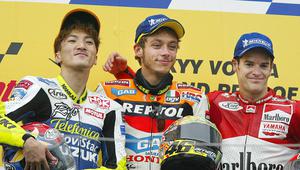 Valentino Rossi (tengah) ketika memenangkan balapan pertama era MotoGP pada tahun 2022 di Sirkuit Suzuka, Jepang. (TOSHIFUMI KITAMURA / AFP)