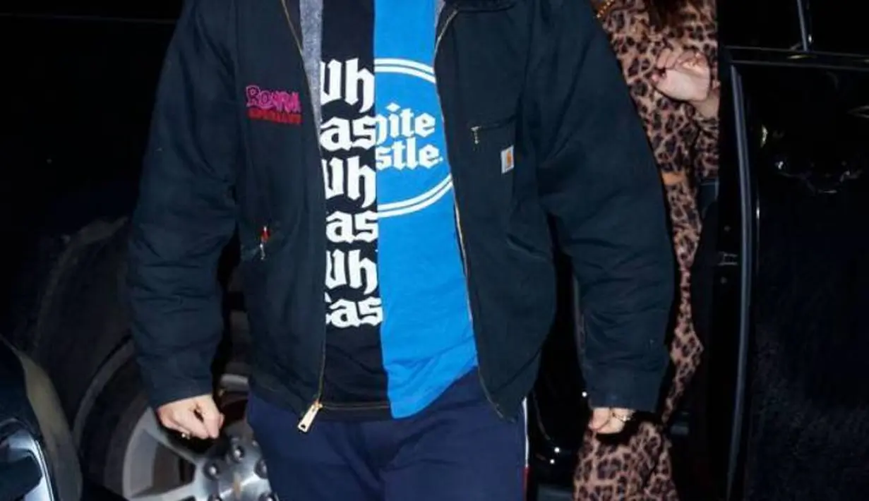 Satu hari setelah pernikahannya, Emily dan Sebastian pun terpotret berada di luar restoran Cafe China di New York City. (Jackson Lee / Splash News /E! News)