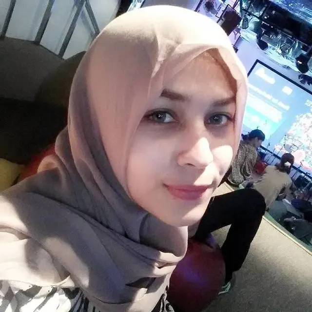 6 Potret Mona Rizqia, Putri Kadir Srimulat yang Berparas Khas Timur Tengah