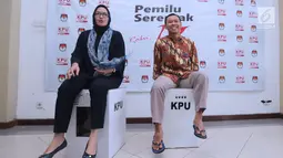 Komisioner KPU RI, Evi Novida GM (kiri) dan Pramono UT mencoba kekuatan kotak suara yang akan digunakan pada Pemilu Serentak 2019 di Kantor KPU, Jakarta, Jumat (14/12). Kotak suara tersebut bermaterial karton kedap air. (Liputan6.com/Helmi Fithriansyah)