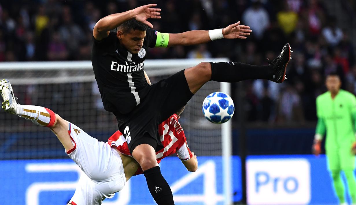 Gelandang Red Star, Marko Marin, berebut bola dengan bek PSG, Thiago Silva, pada laga Liga Champions di Stadion Parc des Princes, Paris, Rabu (3/10/2018). PSG menang 6-1 atas Red Star. (AFP/Anne-Christine Poujoulat)