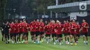 Pemain tim nasional Jepang saat mengikuti sesi latihan di Lapangan A, Kompleks Gelora Bung Karno (GBK), Senayan, Jakarta, Rabu (13/11/2024). (Liputan6.com/Angga Yuniar)