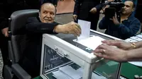 Presiden Aljazair Abdelaziz Bouteflika di kursi roda (REUTERS/Zohra Bensemra)