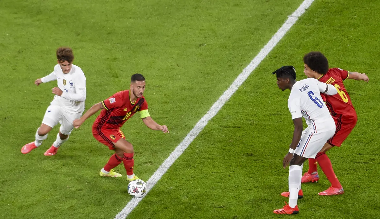 Gelandang Belgia, Eden Hazard membawa bola saat bertanding melawan Prancis pada pertandingan semifinal UEFA Nations League di stadion Juventus, di Turin, Italia, Jumat (8/10/2021). Prancis menang tipis atas Belgia 3-2. (Massimo Rana/Pool Photo via AP)