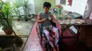 Penyandang disabilitas menyelesaikan kerajinan tangan di Wisma Yayasan Cheshire Indonesia di Cilandak, Jakarta Selatan, Senin (3/7/2020). (merdeka.com/Arie Basuki)