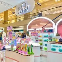 Beauty Cafe’ merupakan multi-brand beauty store yang menawarkan beragam pilihan produk kecantikan dan personal care VICI di dalam satu tempat.