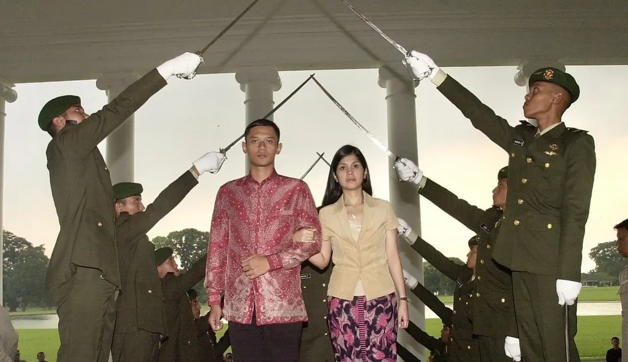 Annisa Pohan dan Agus Yudhyono saat mengikuti acara gladi resik Prosesi Pedang Pora pada 6 Juli 2005. Prosesi Pedang Pora memiliki makna yang mendalam bagi pasangan pengantin. (Instagram/annisayudhoyo)