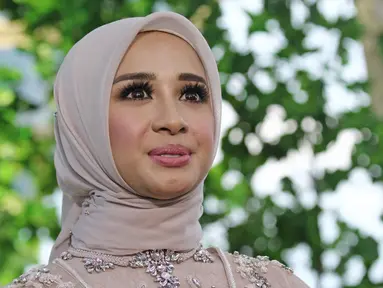 Laudya Cynthia Bella menemui awak media sebelum acara resepsi kedua pernikahannya di kawasan Dago, Bandung, Minggu (8/10). Dengan gaun indah dan makeup cantiknya, Bella tampak ramah menyapa awak media yang hadir. (Liputan6.com/Herman Zakharia)