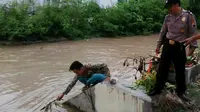 Balita berusia 3 tahun tewas tenggelam di sungai usai lepas dari pengawasan sang ibu. (Foto: Liputan6.com/Polres Pemalang/Muhamad Ridlo)