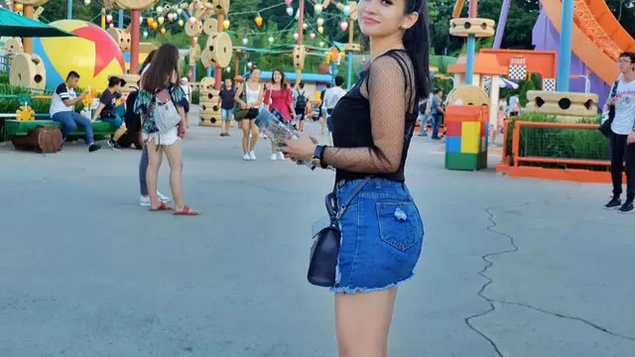 10 Outfit Liburan ala Maria Vania, dari Smart Casual hingga Preppy Modern yang Pas Banget