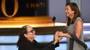 Sutradara Glenn Weiss melamar kekasihnya, Jan Svendsen saat menerima penghargaan di panggung Emmy Awards 2018, Los Angeles, Selasa (18/9). Weiss berlutut dan menyematkan cincin warisan sang ibu di jari manis kekasihnya. (Phil McCarten/Invision/AP Images)