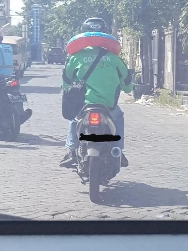 Nyeleneh, 6 Tingkah Kocak Driver Ojek Online Saat Bawa Motornya