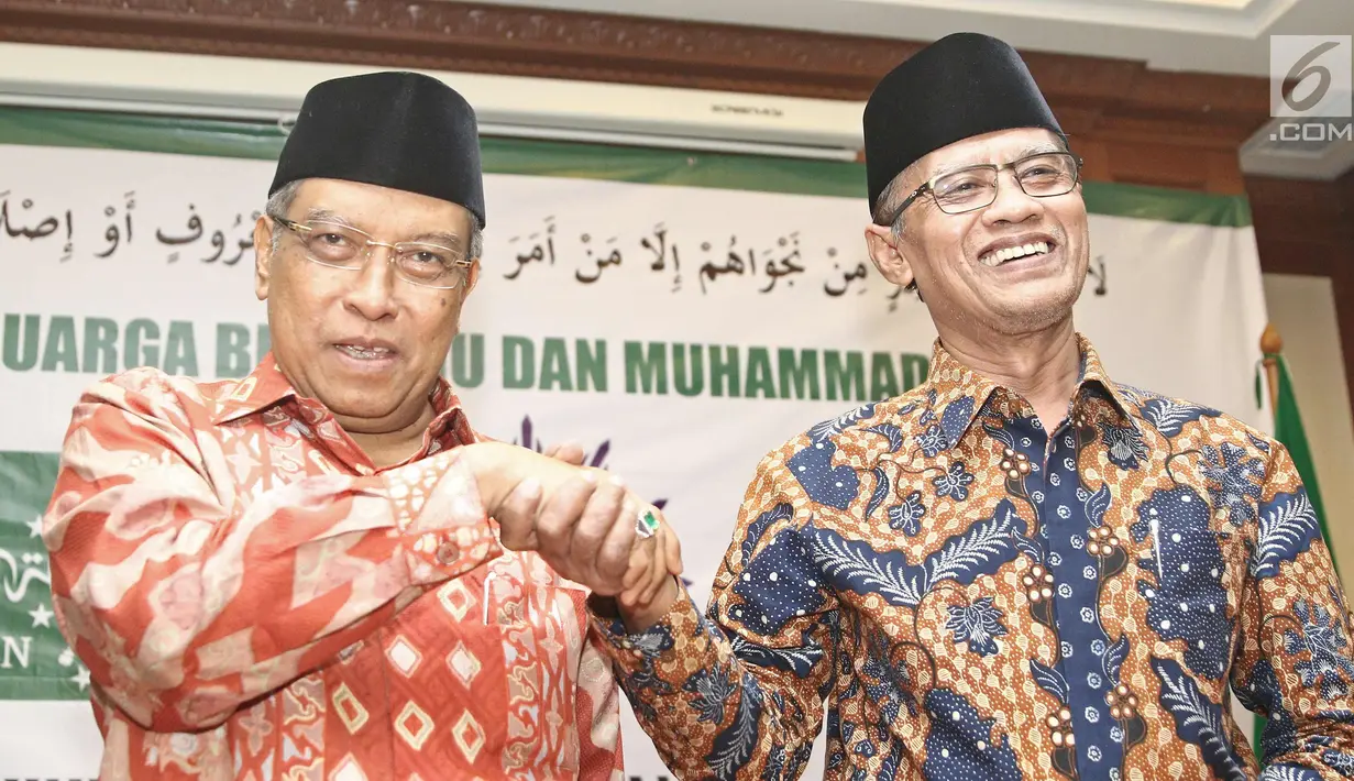 Ketua Umum PBNU KH. Said Aqil Siradj bersalaman dengan Ketua Umum PP Muhammadiyah H. Haedar Nashir saat silaturahim keluarga besar NU dan Muhammadiyah di kantor PBNU, Jakarta, Jumat (23/3). (Liputan6.com/Herman Zakharia)