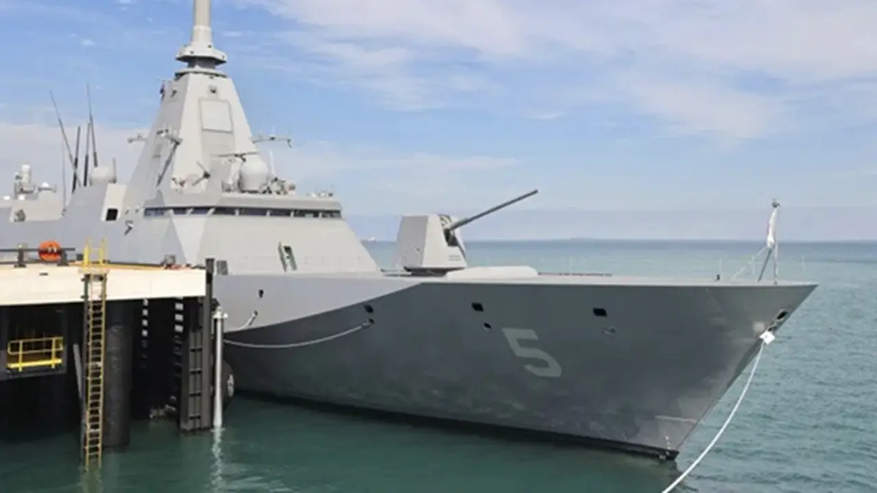 Kapal perang Jepang JS Yahagi, sebuah fregat siluman kelas Mogami milik Pasukan Bela Diri Maritim Jepang, sandar di Darwin, Australia, pada 6 Juni 2025.