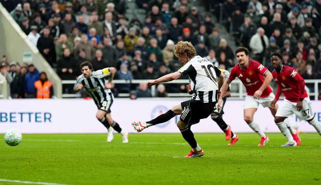 MU bahkan harus kebobolan terlebih dahulu melalui gol penalti Anthony Gordon pada menit ke-45+6. (AP Photo/PA/Owen Humphreys)