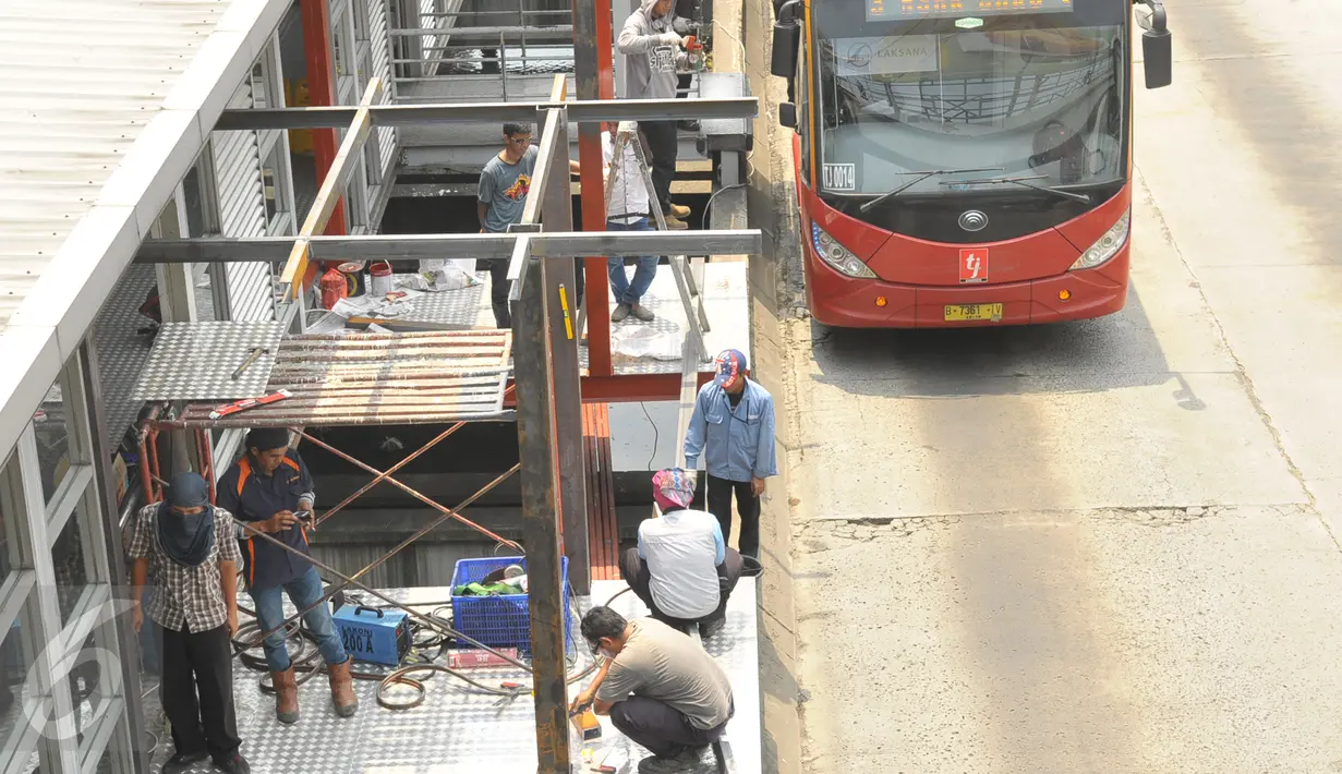 Suasana perbaikan halte Busway Harmoni, Jakarta, Jum'at (29/1/2016). Perbaikan dilakukan pada jalur masuk penumpang karena sempat ambruk beberapa waktu lalu. (Liputan6.com/Faisal R Syam)