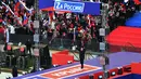 Presiden Rusia Vladimir Putin melambai kepada orang-orang yang berkumpul untuk menghadiri konser perayaan  delapan tahun referendum tentang status negara bagian Krimea dan Sevastopol serta penyatuannya kembali dengan Rusia, di Moskow, Rusia (18/3/2022). (Evgeny Biyatov/Sputnik Pool Photo via AP)
