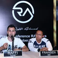 Dalam perkembangannya, Raffi mengaku sudah mampu menjual seratus kaos dalam satu hari dengan memasarkannya di online. (Nurwahyunan/Bintang.com)